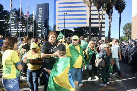 Foto de Pro Bolsonaristas se reunieron para dar la bienvenida a la llegada del expresidente brasileño Bolsonaro a Brasilia. 30 de marzo de 2023, Brasilia, Distrito Federal, Brasil - Imagen libre de derechos