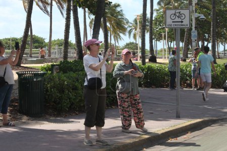 Foto de Vista de Miami Beach. 31 de marzo de 2023, Miami, Florida, Estados Unidos: Se ve a la gente en Miami Beach el viernes (31) disfrutando del aire libre, tomando el sol mientras otros nadan y practican deportes y algunos ejercicios - Imagen libre de derechos