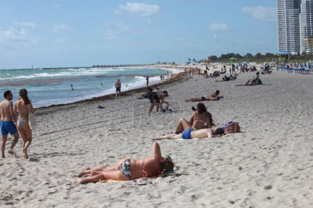 Photo for View of Miami Beach. March 31, 2023, Miami, Florida, USA: People are seen at Miami Beach on Friday (31) enjoying the fresh air, sunbathing while others swim and practice sports and some exercises - Royalty Free Image