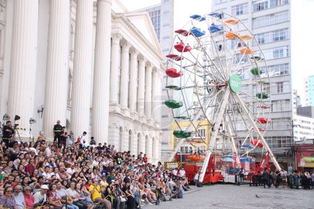 Photo for Curitiba celebrates 330th Anniversary. March 31, 2023, Curitiba, Parana, Brazil:  One of the attractions that is part of the commemorations of the 330th anniversary of the city of Curitiba is the Ferris Wheel installed at Praca Santos Andrade - Royalty Free Image