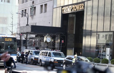 Téléchargez les photos : Donald Trump quitte Trump Tower pour Manhattan Criminal Courthouse à New York. 04 avril 2023, New York, États-Unis : Mouvement intense de la presse et des manifestants à la tour Trump en tant qu'ancien président américain, Donald J. Trump - en image libre de droit