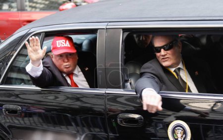 Téléchargez les photos : Donald Trump quitte Trump Tower pour Manhattan Criminal Courthouse à New York. 04 avril 2023, New York, États-Unis : Mouvement intense de la presse et des manifestants à la tour Trump en tant qu'ancien président américain, Donald J. Trump - en image libre de droit