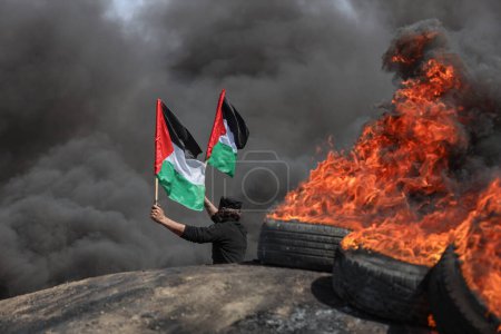 Téléchargez les photos : (INT) Des jeunes Palestiniens ont mis le feu à des pneus en caoutchouc aux frontières de la bande de Gaza. 5 avril 2023, Gaza, Palestine : Des dizaines de jeunes Palestiniens mettent le feu à des pneus en caoutchouc aux frontières orientales de la bande de Gaza - en image libre de droit