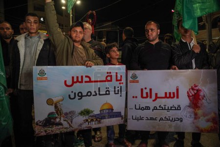 Téléchargez les photos : Le mouvement Hamas à Gaza organise des rassemblements massifs, qui ont commencé dans toutes les mosquées de la bande de Gaza après la prière du soir, en raison des violations qui ont lieu dans la mosquée Al-Aqsa - en image libre de droit