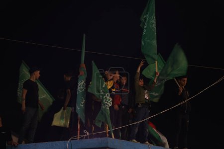 Téléchargez les photos : Le mouvement Hamas à Gaza organise des rassemblements massifs, qui ont commencé dans toutes les mosquées de la bande de Gaza après la prière du soir, en raison des violations qui ont lieu dans la mosquée Al-Aqsa - en image libre de droit