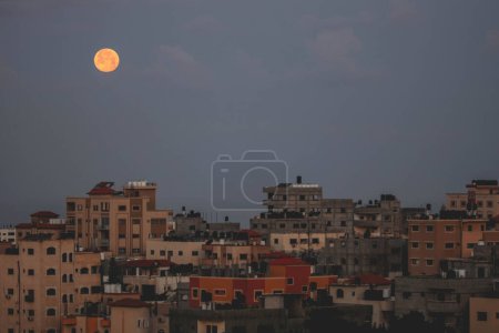 Téléchargez les photos : La demi-lune du Ramadan. 6 avril 2023, Gaza, Palestine : Le ciel de Gaza est orné de la pleine lune, considérée comme la lune du 15ème jour du Ramadan - en image libre de droit