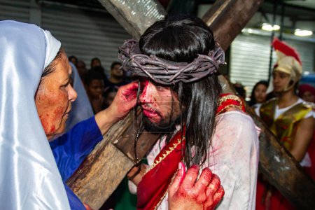 Photo for (INT) Passion of Christ performed on Good Friday by actors in Rio. April 07, 2023, Rio de Janeiro, Brazil: On Friday (07), the traditional Via Sacra of Complexo do Alemao (CPX) took place where actors performed The Passion of Christ - Royalty Free Image