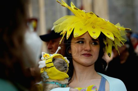 Téléchargez les photos : Vacances de Pâques à New York. 09 avril 2023, New York, États-Unis : Les New-Yorkais et les touristes se sont rassemblés devant la cathédrale Saint-Patrick pour montrer leurs beaux costumes transformant la rue en défilé de mode - en image libre de droit