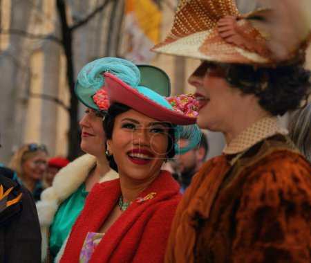 Téléchargez les photos : Vacances de Pâques à New York. 09 avril 2023, New York, États-Unis : Les New-Yorkais et les touristes se sont rassemblés devant la cathédrale Saint-Patrick pour montrer leurs beaux costumes transformant la rue en défilé de mode - en image libre de droit