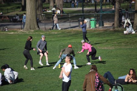Téléchargez les photos : Vacances de Pâques célébrées à Central Park.09 avril 2023, New York, États-Unis : Des New-Yorkais et des touristes célèbrent les vacances de Pâques à Central Park le dimanche (09). Le parc est bondé de gens qui pique-niquent, font du sport - en image libre de droit
