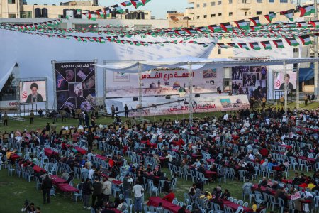 Foto de El movimiento Hamás en Gaza organiza un gran festival con motivo del Día Internacional de los Quds. 14 de abril de 2023, Gaza, Palestina: El movimiento Hamás en Gaza organizó un gran festival en el Estadio de Palestina en el centro de la Franja de Gaza - Imagen libre de derechos