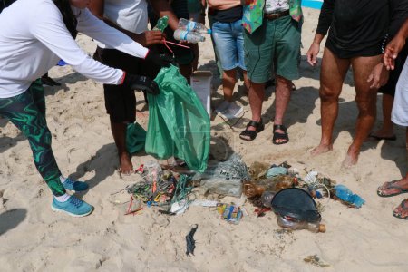 Téléchargez les photos : Nettoyage des plages de Rio. 15 avril 2023, Rio de Janeiro, Brésil : Des écologistes, des surfeurs, des pêcheurs et des plongeurs organiseront une manifestation pour exiger que le gouvernement de l'État reprenne le programme de nettoyage des plages de Rio. - en image libre de droit