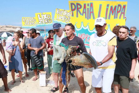 Photo for Rio Beaches Cleanup. April 15, 2023, Rio de Janeiro, Brazil: Environmentalists, surfers, fishermen and divers will hold a demonstration to demand that the State Government resume the program to clean up Rio's beaches. - Royalty Free Image