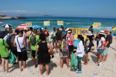 Téléchargez les photos : Nettoyage des plages de Rio. 15 avril 2023, Rio de Janeiro, Brésil : Des écologistes, des surfeurs, des pêcheurs et des plongeurs organiseront une manifestation pour exiger que le gouvernement de l'État reprenne le programme de nettoyage des plages de Rio. - en image libre de droit