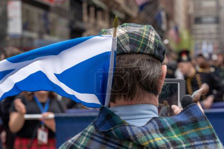Foto de 25th Annual New York City Tartan Day Parade (en inglés). 15 de abril de 2023, Nueva York, Nueva York, Estados Unidos: Un hombre con la bandera de Escocia asiste al 25º Desfile Anual del Día del Tartán en Manhattan el 15 de abril de 2023 en la ciudad de Nueva York. - Imagen libre de derechos
