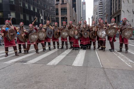 Téléchargez les photos : 25e défilé annuel du jour du tartan à New York. 15 avril 2023, New York, New York, USA : & quot ; Warriors & quot ; from the Delting Up Helly Aa pose for a photo during the 25th Annual Tartan Day Parade in Manhattan on April 15, 2023 in New York City. - en image libre de droit