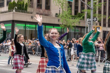 Foto de 25th Annual New York City Tartan Day Parade (en inglés). 15 de abril de 2023, Nueva York, Nueva York, Estados Unidos: Bailarines de Shot of Scotch El grupo de bailarines escoceses de las Highlands de Nueva York actúa en el 25º Desfile Anual del Día del Tartán en Manhattan el 15 de abril de 2023 en Nueva York - Imagen libre de derechos