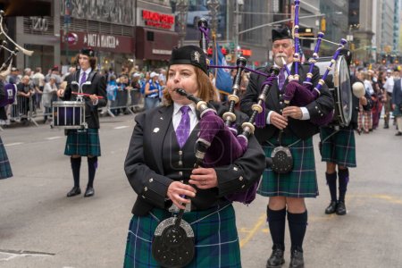 Foto de 25th Annual New York City Tartan Day Parade (en inglés). 15 de abril de 2023, Nueva York, Nueva York, Estados Unidos: Pipas y tambores de la NYU marchan en el 25º Desfile Anual del Día del Tartán en Manhattan el 15 de abril de 2023 en la ciudad de Nueva York. - Imagen libre de derechos