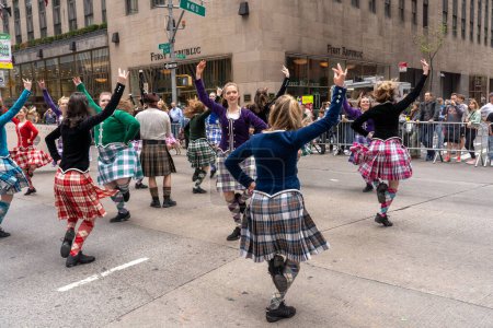 Téléchargez les photos : 25e défilé annuel du jour du tartan à New York. 15 avril 2023, New York, New York, États-Unis : Des danseurs du groupe écossais Shot of Scotch New York Scottish Highland se produisent au 25e défilé annuel du jour du tartan à Manhattan le 15 avril 2023 à New York - en image libre de droit