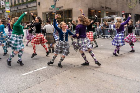 Téléchargez les photos : 25e défilé annuel du jour du tartan à New York. 15 avril 2023, New York, New York, États-Unis : Des danseurs du groupe écossais Shot of Scotch New York Scottish Highland se produisent au 25e défilé annuel du jour du tartan à Manhattan le 15 avril 2023 à New York - en image libre de droit