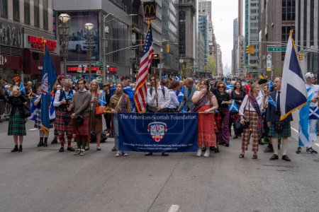 Téléchargez les photos : 25e défilé annuel du jour du tartan à New York. 15 avril 2023, New York, New York, États-Unis : Un groupe de la American-Scottish Foundation marche à la 25e Parade annuelle du Jour du Tartan à Manhattan le 15 avril 2023 à New York. - en image libre de droit