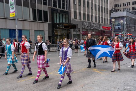 Foto de 25th Annual New York City Tartan Day Parade (en inglés). 15 de abril de 2023, Nueva York, Nueva York, Estados Unidos: Bailarines de la Gordon School of Dancing (Montrose, Angus, Escocia) actúan en el 25º Desfile Anual del Día del Tartán en Manhattan el 15 de abril de 2023 en Nueva York - Imagen libre de derechos