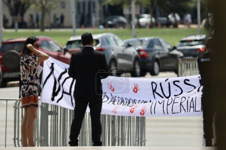 Photo for Protest against War in Ukraine in front of Itamaraty. April 17, 2023, Brasilia, Federal District, Brazil: Protesters protesting against the war in Ukraine in front of Itamaraty on Monday (17) while Russian Chancellor Shergey Lavrov has a meeting - Royalty Free Image