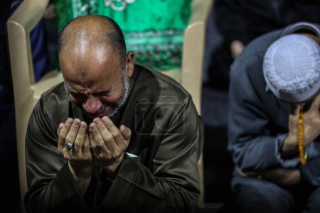 Foto de (INT) Los palestinos pasan Laylat al-Qadr en Gaza. 18 de abril de 2023, Gaza, Palestina: Palestinos de Gaza pasan Laylat al-Qadr en la mezquita Al-Sayyid Hashem, en el centro de la Franja de Gaza. Palestinos realizan la noche del 27 de Ramadán - Imagen libre de derechos