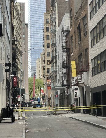 Téléchargez les photos : Effondrement du parking Garage à Manhattan tuant une personne avec plusieurs autres blessés. 19 avril 2023, New York, USA : Une personne a été tuée et beaucoup d'autres blessées après l'effondrement partiel d'un parking du Lower Manhattan mardi (18) - en image libre de droit
