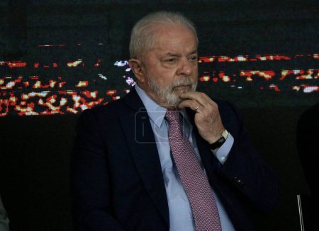 Foto de El presidente brasileño Lula y su Vicepresidente participan en la ceremonia de entrega de recursos a entidades filantrópicas de salud. 20 de abril de 2023, Brasilia, Distrito Federal, Brasil: El Presidente y Vicepresidente de Brasil - Imagen libre de derechos