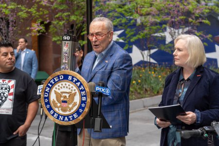 Foto de El Senador Schumer pide a la CPSC que promulgue un estándar de seguridad para baterías de iones de litio usadas en bicicletas eléctricas y scooters electrónicos. 23 de abril de 2023, Nueva York, Estados Unidos: Líder de la mayoría del Senado, Estados Unidos Senador Chuck Schumer (D-NY) - Imagen libre de derechos