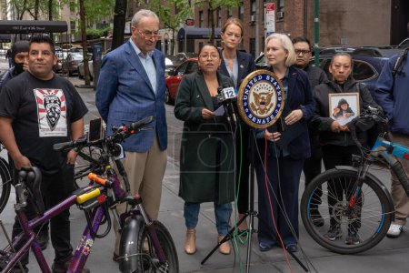 Foto de El Senador Schumer pide a la CPSC que promulgue un estándar de seguridad para baterías de iones de litio usadas en bicicletas eléctricas y scooters electrónicos. 23 de abril de 2023, Nueva York, Estados Unidos: Líder de la mayoría del Senado, Estados Unidos Senador Chuck Schumer (D-NY) - Imagen libre de derechos