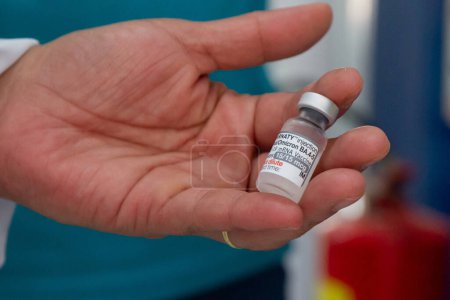 Téléchargez les photos : Extension de l'application du vaccin contre la COVID-19 avec Pfizer Bivalent à Rio. 25 avril 2023, Rio de Janeiro, Brésil : Le Département de la santé municipale étend l'application du vaccin contre la covid- 19 avec Pfizer - en image libre de droit