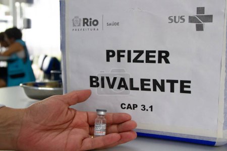 Téléchargez les photos : Extension de l'application du vaccin contre la COVID-19 avec Pfizer Bivalent à Rio. 25 avril 2023, Rio de Janeiro, Brésil : Le Département de la santé municipale étend l'application du vaccin contre la covid- 19 avec Pfizer - en image libre de droit