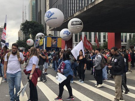 Téléchargez les photos : Manifestation des enseignants à Sao Paulo. 26 avril 2023, Sao Paulo, Brésil : L'Apeoesp (Syndicat des Enseignants Officiels de l'Education de l'Etat de Sao Paulo) a marqué l'adhésion des enseignants du réseau éducatif de l'Etat à la grève nationale de l'éducation - en image libre de droit