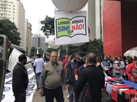 Téléchargez les photos : Manifestation des enseignants à Sao Paulo. 26 avril 2023, Sao Paulo, Brésil : L'Apeoesp (Syndicat des Enseignants Officiels de l'Education de l'Etat de Sao Paulo) a marqué l'adhésion des enseignants du réseau éducatif de l'Etat à la grève nationale de l'éducation - en image libre de droit