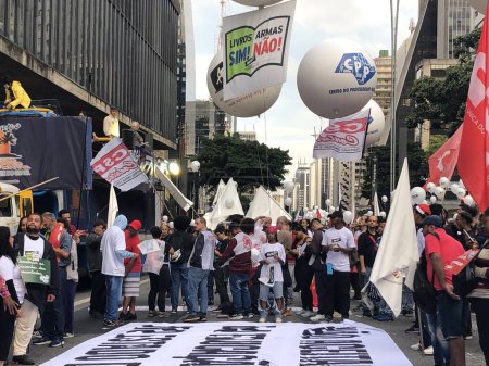 Foto de Protesta de maestros en Sao Paulo. 26 de abril de 2023, Sao Paulo, Brasil: Apeoesp (Sindicato de Profesores Oficiales de Educación en el Estado de Sao Paulo) marcó la adhesión de los docentes de la red estatal de educación a la huelga nacional de educación - Imagen libre de derechos