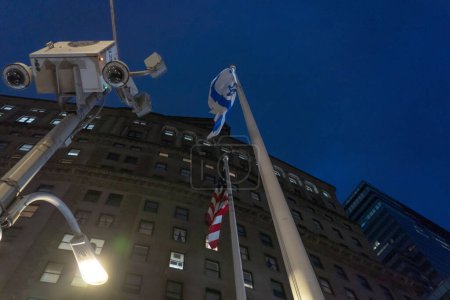Téléchargez les photos : Le maire Adams prononce un discours lors de la cérémonie de levée de drapeau pour Israël. 26 avril 2023, New York, New York, États-Unis : Le drapeau israélien est hissé pour flotter aux côtés des étoiles et des rayures lors d'une cérémonie israélienne de levée de drapeau au Bowling Green Park - en image libre de droit