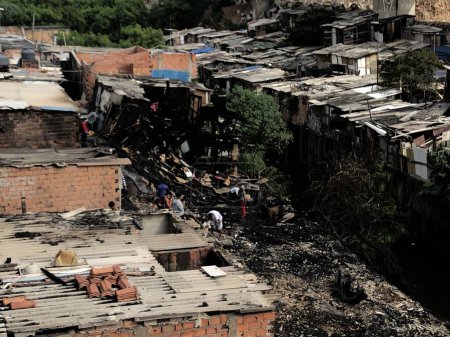 Téléchargez les photos : Incendie à Favelas à Sao Paulo. 27 avril 2023. Sao Paulo, Brésil : Sao Paulo (SP), 27 / 04 / 2023 Un grand incendie a détruit des dizaines de cabanes en bois tôt jeudi (27) dans la favela de Pau Queimado, dans la Penha, zone est de Sao Paulo. - en image libre de droit