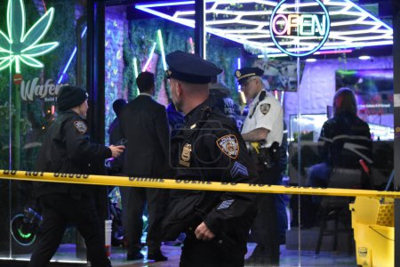 Foto de Disparos en Manhattan, Nueva York, Estados Unidos. 29 de abril de 2023, Nueva York, Estados Unidos: A las 5.43pm, una persona recibió un disparo en la cadera y el hombro cerca de la zona de la 9th Avenue y West 46th Street. Según el Departamento de Policía de Nueva York - Imagen libre de derechos