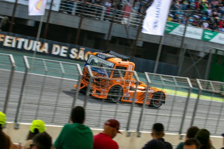 Foto de Carrera de impresión Nascar GT. 30 de abril de 2023, Sao Paulo, Brasil: Vista de la segunda etapa de la carrera Nascar GT Sprint en el circuito de Interlagos el domingo (30) en la zona sur de Sao Paulo. - Imagen libre de derechos
