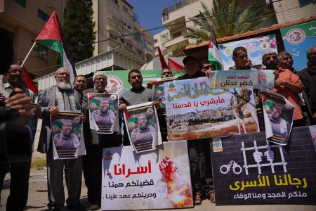Téléchargez les photos : Les forces nationales et islamiques organisent une manifestation au centre de la bande de Gaza. 2 mai 2023, Gaza, Palestine : Les forces nationales et islamiques organisent un stand de protestation au centre de la bande de Gaza - en image libre de droit