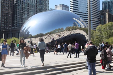 Téléchargez les photos : Chicago accueillant les touristes avec ses bras tendus. 04 mai 2023, Chicago, Illinois, USA : Beaucoup de gens visitent de nombreuses attractions touristiques comme le parc du millénaire, les parcs de la ville, le bord du lac, la jetée de la marine, le pont BP, Grant Park - en image libre de droit