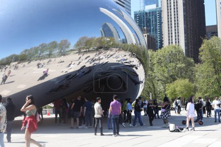 Téléchargez les photos : Chicago accueillant les touristes avec ses bras tendus. 04 mai 2023, Chicago, Illinois, USA : Beaucoup de gens visitent de nombreuses attractions touristiques comme le parc du millénaire, les parcs de la ville, le bord du lac, la jetée de la marine, le pont BP, Grant Park - en image libre de droit