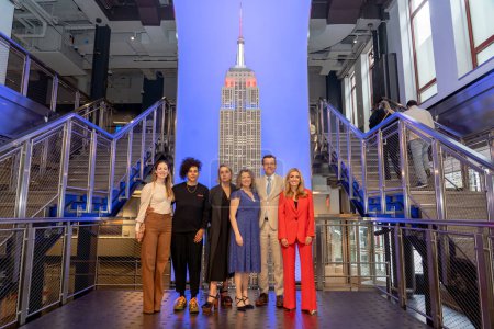 Téléchargez les photos : Emma Wade-Smith, consul général de New York, allume l'Empire State Building pour célébrer le couronnement. 05 mai 2023, New York, New York, USA : (L-R) Hannah Young, Jess Shadbolt, Shantell Martin - en image libre de droit