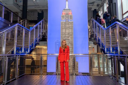 Foto de La cónsul general de Nueva York, Emma Wade-Smith, ilumina el Empire State Building en celebración de la coronación. Mayo 05, 2023, Nueva York, Nueva York, USA: Katherine Jenkins asiste a la ceremonia de iluminación del Empire State Building - Imagen libre de derechos