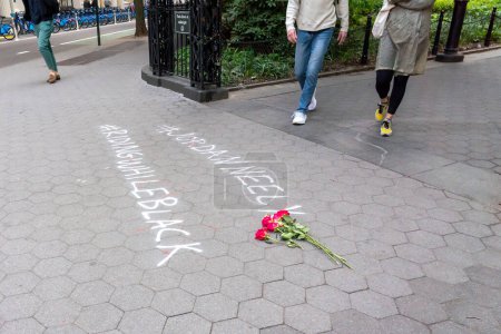 Foto de La indignación crece después de la muerte asfixiante del hombre en el metro. 05 de mayo de 2023, Nueva York, Nueva York, Estados Unidos: Manifestantes se reúnen para un mitin de "Justicia para Jordan Neely" en Washington Square Park el 05 de mayo de 2023 en la ciudad de Nueva York. - Imagen libre de derechos