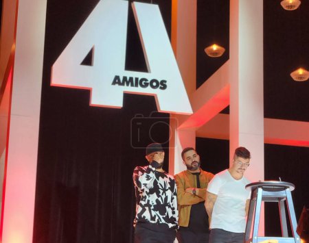 Téléchargez les photos : Séance d'enregistrement de 4 comédiens Amigos à Sao Paulo. 7 mai 2023, Sao Paulo, Brésil : Enregistrement de la série spéciale de blagues avec les 4 amis - en image libre de droit