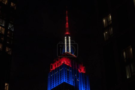 Téléchargez les photos : Empire State Building illumine avec les couleurs de l'Union Jack dans la célébration du couronnement. 06 mai 2023, New York, New York, USA : L'Empire State Building est illuminé avec les couleurs de l'Union Jack pour célébrer le couronnement - en image libre de droit