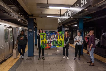Foto de La indignación crece después de la muerte asfixiante del hombre en el metro. 06 de mayo de 2023, Nueva York, Nueva York, Estados Unidos: Manifestantes sostienen letreros de Jordan Neely en la estación de metro Broadway / Lafayette Street durante una protesta de Justice for Jordan Neely sobre - Imagen libre de derechos